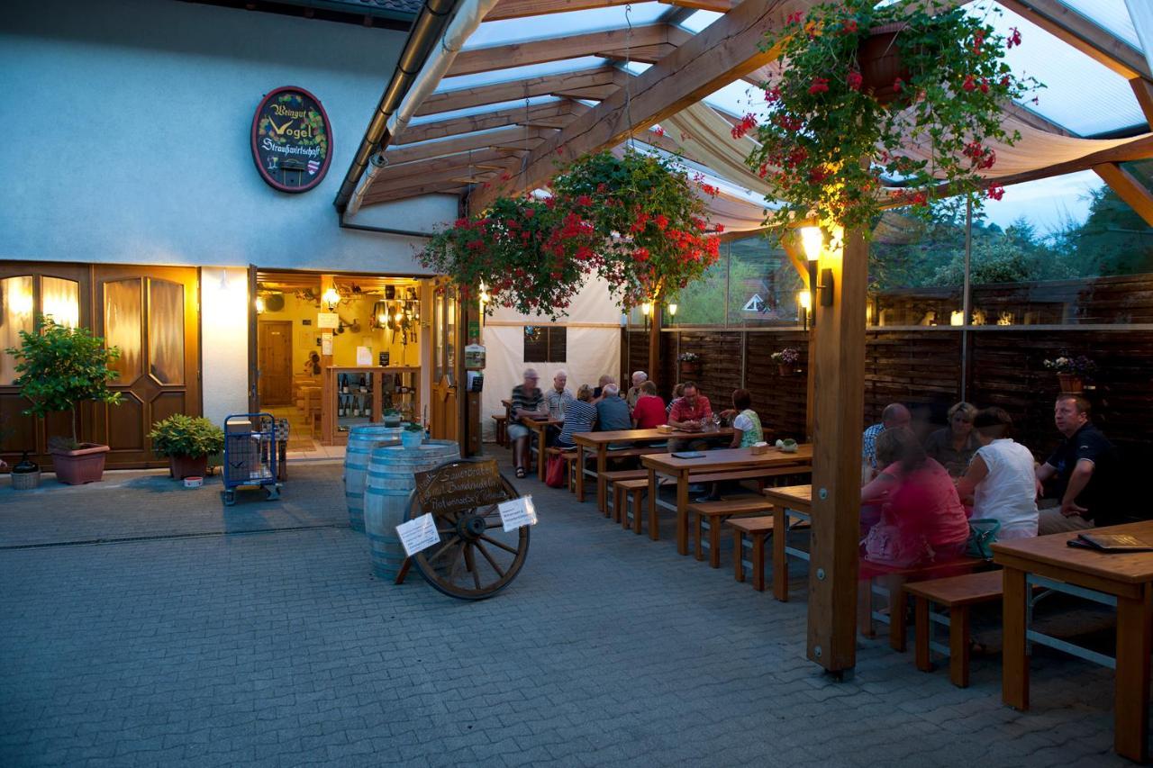 Weingut & Strausswirtschaft Vogel Lägenhet Vogtsburg Exteriör bild